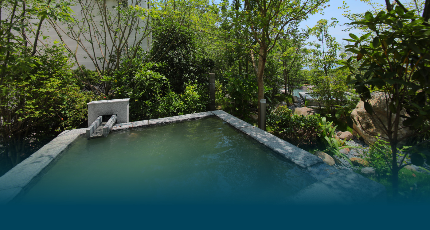 Fragranced bath/ the hot tub with different scents in different seasons