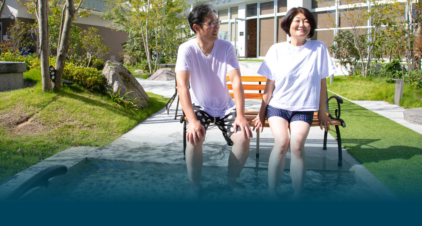 Foot-massage bath/ covered by massaging stones